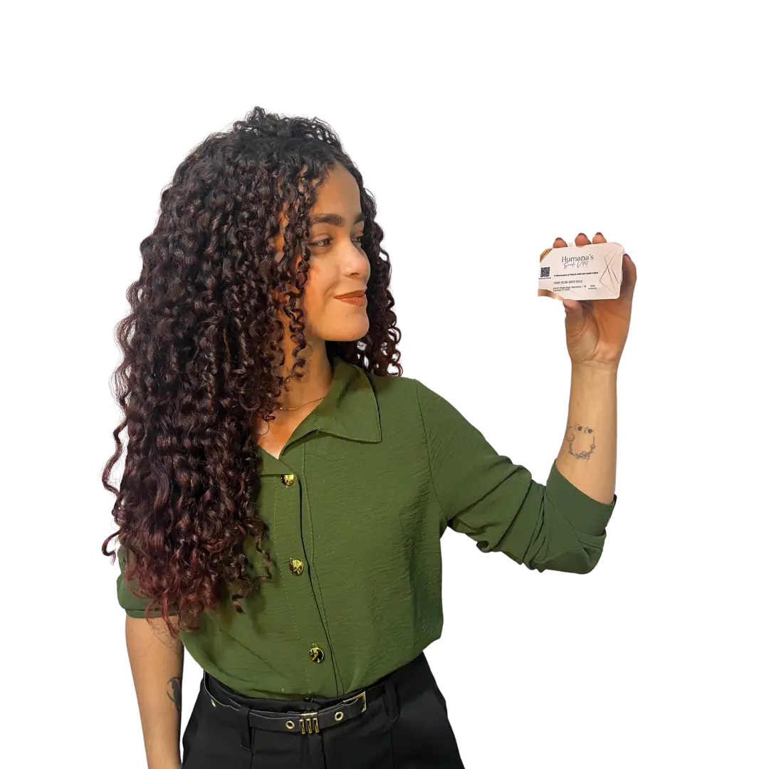 Funcionaria Humana's olhando para o cartão